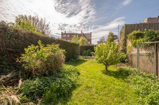 Deze te renoveren woning met een bewoonbare oppervlakte van 224 m² beschikt over vier volwaardige slaapkamers en een prachtige zonnige tuin. De woning is centraal gelegen in een rustige omgeving en op slechts enkele minuten wandelen van winkels, scholen en openbaar vervoer.<br /><br />De woning ligt op een zonnig perceel van 417 m² met een westelijke oriëntatie. Het gelijkvloers omvat een ruime en open inkomhal die toegang biedt tot de lichtrijke leefruimte met eetplaats, gastentoilet en keuken met aansluitende veranda.<br /><br />Op de eerste verdieping bevinden zich twee ruime kamers, momenteel ingericht als woonkamer, die eenvoudig kunnen worden omgevormd tot slaapkamers. Aansluitend bevindt zich nog een keuken die omgebouwd kan worden tot badkamer. Op de tweede verdieping zijn er nog twee bijkomende slaapkamers en een badkamer aanwezig.<br /><br />Tot slot beschikt de woning over een EPC-label D met een specifiek energieverbruik van 330 kWh/m² per jaar.<br /><br />Voor meer informatie of een vrijblijvend bezoek contacteer Mitch 0470 13 14 00.