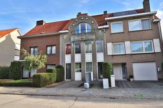 <p><span>RUSTIG GELEGEN DUPLEXAPPARTEMENT </span></p><p><span> </span></p><p><span>In een doodlopende straat pakt dit 1 slaapkamer appartement uit met veel ruimte en licht.</span></p><p><span>De trap brengt ons naar het tweede verdiep waar dit mooi leuke appartement ons opwacht.<br /><br /></span></p><p><span>Gezellige leefruimte met goed voorziene geïntegreerde keukenhoek.</span></p><p><span>Er is een degelijke badkamer en veel extra kastruimte.<br /><br />Op het duplex verdiep is 1 grote slaakamer.</span></p><p><span> </span></p><p><span>Veer parking in de straat, vlot naar winkels en centrum.</span></p><p><span> </span></p><p><span>RUSTIGE LIGGING<br />VEEL LICHT<br />DEGELIJK INGERICHT<br />GOED EPC</span></p>