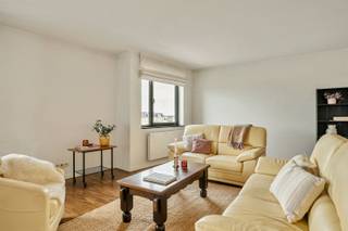 <p><span>Een licht appartement op de 4de verdieping met zicht op het park</span></p><p><span> </span></p><p><span>Aan de rand van Merksem kijk je hier recht uit op groen van het Bouckenborghpark of een verlengde van de Bredabaan. Het park ligt aan de achterdeur, ideaal om wandelen, te sporten of gewoon even tot rust te komen. Te voet naar de winkels zonder problemen. Openbaar vervoer, scholen, kortom alles wat je nodig hebt op wandelafstand.</span></p><p><span> </span></p><p><span>- Lift aanwezig</span></p><p><span>- 4de verdieping = licht en rust</span></p><p><span>- 3 slaapkamers (logeerkamer, dressing, slaapkamer kies zelf maar)</span></p><p><span>- Terras aan de achtergevel</span></p><p><span>- Open leefruimte met open keuken</span></p><p><span>- Badkamer voorzien van inloopdouche en ligbad</span></p><p><span>- Privé parkeerplek achteraan met ingang tot het gebouw</span></p><p><span>- EPC label A</span></p><p><span>- Elektriciteit conform</span></p><p><span>Ruim en open wonen met zicht op het groen</span><span><br />Met de lift ga je naar de vierde verdieping, waar een veiligheidsdeur toegang geeft tot het appartement. Je komt meteen in de royale leefruimte, waar zithoek, eethoek en keuken vlot in elkaar overlopen. Dankzij de vele lichtinval voelt alles luchtig en open aan.</span></p><p><span>De grote open keuken heeft veel werkruimte en een schiereiland. Zo kook je zonder de rest van het gezelschap uit het oog te verliezen.</span></p><p><span>In het nachtgedeelte vind je 3 slaapkamers. Op dit moment zijn ze ingericht als slaapkamer, logeerkamer en dressing, maar je kiest zelf wat je ermee doet: kinderkamer, bureau of extra slaapkamer. De badkamer heeft zowel een inloopdouche als een ligbad. Parket zorgt overal voor een warme afwerking.</span></p><p><span>Een aparte berging biedt plaats voor de wasmachine, droogkast of extra koelkast en berging. Het appartement heeft individuele meters voor de nutsvoorzieningen. De elektrische installatie is conform en het EPC-label B zorgt voor een zuinig energieverbruik. Achter het gebouw staat een eigen parkeerplaats voor je klaar, inbegrepen.</span></p><p><span> </span></p><p><span>Wenst je dit appartement eens te komen bezichtigen wees dan snel en neem contact op via <span>christophe@sinjoor.be</span></span><span> of 036466655</span></p>