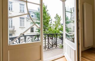 In het hart van Zurenborg bevindt zich dit uitzonderlijk mooie appartement, gelegen in een stijlvol en karaktervol gebouw. Het werd recent volledig en luxueus gerenoveerd en combineert hedendaags comfort met een uitstekende ligging. Bovendien beschikt het over een heerlijk terras.<br />Indeling:<br />Vanuit de lift kom je rechtstreeks binnen in de inkomhal van het appartement. Aansluitend bevindt zich de ruime, open leefruimte met veel lichtinval (ca. 40 m²) en een volledig uitgeruste keuken van Siematic, voorzien van alle moderne toestellen: koelkast, diepvries, vaatwasser, inductiekookplaat en een elegant Franke-afzuigsysteem.<br />Het appartement telt drie slaapkamers van respectievelijk 22 m², 12 m² en 10 m².<br />De hoofdslaapkamer aan de voorzijde beschikt over een en suite badkamer met bad én douche, dubbele wastafel, badkamermeubel en toilet. De twee slaapkamers aan de achterzijde hebben elk hun eigen badkamer met douche, wastafel en handdoekdroger.<br />Daarnaast is er een praktische berging met aansluiting voor wasmachine, en een kelderberging voor extra opslagruimte.<br />Een autostaanplaats is verplicht bij te huren aan 150 euro per maand.<br />De gemeenschappelijke kosten bedragen 125 euro per maand (onderhoud van de gemene delen).<br />Alle nutsvoorzieningen hebben een individuele meter.<br />EPC: 190 kWh/m²<br />Het appartement kan tevens gehuurd worden via vennootschap.