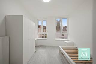 <p><span>STUDENTS ONLY! Gemeubelde studentenkamer in hartje Mechelen - EERSTE BEWONING NA RENOVATIE </span></p><p><span>Op zoek naar een leuke studentenkamer vlakbij het centraal station? Dan is dit DE moderne en knusse thuisbasis voor studenten die comfortabel willen wonen. Je komt terecht in een spiksplinternieuwe doch supergezellige kamer met eigen</span></p><p><span>lavabo. Een luxebadkamer en apart toilet deel je slechts met 1 andere student. </span></p><p><span>Zeer centraal gelegen vlakbij het centraal station en op wandelafstand van het centrum van de bruisende stad Mechelen, terwijl je geniet van een rustige straat vlakbij alle voorzieningen (Thomas More, winkels, bushaltes, de levendige Markt en Bruul, etc.)</span></p><p><span>Deze kamer is gelegen op de tweede verdieping en geniet van veel lichtinval door de grote raampartijen.Met deze kamer beschikt u over een eigen lavabo. De douchekamer besstaat uit een luxe douche en lavabomeubel met spiegel. Er is ook een apart toilet aanwezig.</span></p><p><span>Ter info:</span></p><p><span>·Deze heeft een totale oppervlakte van 12,61 m² </span></p><p><span>·De kamer is bemeubeld met een enkel bed (matras zelf te voorzien), een bureau en een kleerkast. Persoonlijke aankleding en detaillering laten we aan de bewoner over (binnen de grenzen van het huishoudelijke reglement).</span></p><p><span>Verder beschikt het pand over het modernste gemak en technische eisen als volgt:</span></p><p><span>·parlofonie·</span></p><p><span>·grote gemeenschappelijke ruimte op gelijkvloers met volledig uitgeruste keuken en zithoek </span></p><p><span>·gemeenschappelijke tuin waar het heerlijk vertoeven is in lente, zomer en herfst!</span></p><p><span>·ruime inpandige fietsenstalling</span></p><p><span>ENKEL voor studenten !</span></p><p><span>Maandelijkse gemeenschappelijke lasten bedragen 75 (provisie) en omvatten water, elektriciteit, internett, onderhoud geleenschappelijke delen en vuilniszakken.</span></p><p><span>Kom zeker langs voor een bezoek en ontdek Coxiestraat 7, dé plek in Mechelen om te studeren, relaxen én connecteren.</span></p><p><span>Voor een bezoek of meer info : contacteer De Makelaardij - 015 20 20 82 - info@demakelaardij.be</span></p><p><span> </span></p>