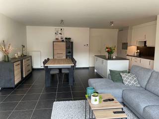<p>Op een <strong>centrale en rustige ligging in Retie</strong>, op wandelafstand van winkels, horeca, scholen en andere voorzieningen, bevindt zich dit aangename <strong>gelijkvloers appartement</strong>.</p>
<p>Het appartement beschikt over:</p>
<ul>
<li>
<p><strong>2 slaapkamers</strong></p>
</li>
<li>
<p><strong>waarvan 1 kleine kamer</strong>, ideaal als <strong>bureau, dressing of hobbyruimte</strong></p>
</li>
<li>
<p>Badkamer met <strong>inloopdouche</strong></p>
</li>
<li>
<p>Gezellige <strong>open keuken</strong></p>
</li>
<li>
<p>Ruime en aangename leefruimte</p>
</li>
<li>
<p><strong>Terras met tuin</strong></p>
</li>
<li>
<p><strong>Garagebox</strong></p>
</li>
</ul>
<p>Dankzij de gelijkvloerse ligging en de combinatie van een terras, tuin en garagebox is dit appartement een comfortabele woonst op een uitstekende locatie.</p>
<h3>Huurvoorwaarden</h3>
<p><strong>Huurprijs:</strong> € 850/maand<br /><strong>Gemeenschappelijke kosten:</strong> € 50/maand<br /><strong>Waarborg:</strong> 3 maanden<br /><strong>Beschikbaar vanaf:</strong> <strong>1 november</strong></p>
<p>📍 <strong>Sint-Martinusstraat 80 bus 0002, 2470 Retie</strong></p>
<p>Interesse? Neem gerust contact op voor meer informatie of een bezoek ter plaatse.</p>