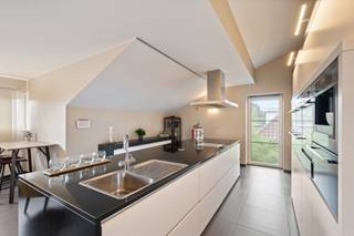 Unieke energie zuinige villa gelegen in rustige straat en toch vlakbij alle verbindingswegen ! Kom binnen en ervaar onmiddellijk de enorme woonoppervlakte ! Ruime open inkomhal met toegang tot de 3 slaapkamers met elk hun eigen badkamer en een polyvalente ruimte. Boven grote leefkeuken voorzien van alle toestellen (verschillende ovens, warmhoud-lade, tapanyaki, koffie apparaat, vaatwas, .....) en een gezellige living. Achterliggende berging met bijkeuken en apart toilet. Overal vloerverwarming, warmtepomp, 24 zonnepanelen. Super gezellige zuid-gerichte tuin met (overdekt)terras, sauna voor 6 personen, buitendouche met koud en warm water en een bijgebouw van 26m² !!! Alles mooi verscholen achter een automatische poort en wel plaats voor 4 wagens! EPC Label A !!