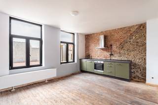 <p>Ontdek dit ruime 3-slaapkamer duplexappartement gelegen vanaf de tweede verdieping in een karaktervol gebouw in de Erwtenstraat, hartje Antwerpen. Met een bewoonbare oppervlakte van 93 m², een gezellig terras van 4 m² en een inclusieve kelderberging, biedt dit appartement het ideale evenwicht tussen comfort en stadsleven.</p>
<p>Het duplexappartement beschikt over een lichtrijke leefruimte met aansluitend terras, een keuken, drie slaapkamers en een badkamer. Dankzij de indeling over twee verdiepingen geniet u van een aangenaam gevoel van ruimte en privacy.</p>
<p>De centrale ligging in een rustige, residentiële wijk vlak bij het stadscentrum maakt dit appartement bijzonder aantrekkelijk. Bovendien zijn er lage gemeenschappelijke kosten, wat het ook interessant maakt als investering.</p>
<p>Adres: Erwtenstraat 26 bus 201, Antwerpen<br />3 slaapkamers<br />Duplex vanaf 2de verdieping<br />Terras (4 m²)<br />Inclusief kelderberging<br />Bewoonbare oppervlakte: 93 m²<br />Goede staat</p>
<p>Contacteer ons vandaag nog voor meer info of een bezoek!<br /><br />De ingerichte renders dienen uitsluitend ter illustratie en sfeerweergave. Deze beelden zijn digitaal gecreëerd; afmetingen, indelingen, meubels en afwerking kunnen afwijken van de werkelijkheid. Hieraan kunnen geen rechten of garanties worden ontleend.</p>