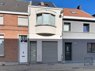 <p><span>Ben je op zoek naar een instapklare woning waar comfort, energiezuinigheid en een centrale ligging hand in hand gaan? Dan is deze gerenoveerde woning in het centrum van Niel zeker een bezoek waard!</span></p>
<p><span>Enkele jaren geleden onderging de woning een grondige, energetische renovatie. Dankzij onder meer de vernieuwde ramen, de condenserende verwarmingsketel en de zonnepanelen geniet je hier van een aangenaam wooncomfort in combinatie met een gunstig EPC.</span></p>
<p><strong><span>Een praktische indeling met verrassend veel mogelijkheden</span></strong></p>
<p><span>Via de inkomhal kom je in de woning. Aansluitend bevindt zich de garage, die eveneens perfect dienst kan doen als fietsenberging. Hier is bovendien plaats voorzien voor de verwarmingsketel, de meters, de wasmachine en extra bergruimte.</span></p>
<p><span>Achteraan bevindt zich de gezellige leefruimte met open keuken, een aangename plek om samen te komen en te ontspannen. Via de leefruimte bereik je de gezellige koer, waar je in alle rust van het buitenleven kan genieten. Een praktische zij-uitgang via de bestaande servitude vormt een extra troef.</span></p>
<p><span>Centraal in de woning bevindt zich een gastentoilet.</span></p>
<p><span>Op de eerste verdieping vind je een ruime masterbedroom en een grote badkamer, uitgerust met een ligbad, inloopdouche, dubbele lavabo en toilet.</span></p>
<p><span>Ook de zolderverdieping biedt heel wat mogelijkheden. Deze ruimte is reeds grotendeels afgewerkt en kan, na het plaatsen van een vloer, ingericht worden als ruime extra slaapkamer, hobbyruimte of bureau. Wie extra slaapgelegenheid nodig heeft, kan de zolder eventueel opdelen in twee kinderkamers, bijvoorbeeld met ingemaakte kasten.</span></p>
<p><strong><span>Wonen in het centrum, met alles binnen handbereik</span></strong></p>
<p><span>Dankzij de centrale ligging in Niel bevinden winkels, voorzieningen en andere dagelijkse faciliteiten zich op wandelafstand. Bovendien is er openbare parkeergelegenheid aan de overzijde van de straat.</span></p>
<p><strong><span>De troeven op een rij:</span></strong></p>
<ul>
<li>
<p><span>Grondig gerenoveerde woning</span></p>
</li>
<li>
<p><span>Gunstig EPC dankzij energetische verbeteringen</span></p>
</li>
<li>
<p><span>Zonnepanelen en condenserende verwarmingsketel</span></p>
</li>
<li>
<p><span>Gezellige leefruimte met open keuken</span></p>
</li>
<li>
<p><span>Aangename koer met zij-uitgang</span></p>
</li>
<li>
<p><span>Ruime masterbedroom en comfortabele badkamer</span></p>
</li>
<li>
<p><span>Veelzijdige zolder met mogelijkheid tot één of twee extra kamers</span></p>
</li>
<li>
<p><span>Garage/fietsenberging met extra bergruimte</span></p>
</li>
<li>
<p><span>Centrale ligging in het centrum van Niel</span></p>
</li>
<li>
<p><span>Onmiddellijk beschikbaar</span></p>
</li>
</ul>
<p><strong><span>Zie jij jezelf hier al wonen?</span></strong><span> Ontdek zelf de mogelijkheden en het comfort van deze woning tijdens een bezoek. Misschien wordt dit binnenkort wel jouw nieuwe thuis!</span></p>
<p><span></span></p>