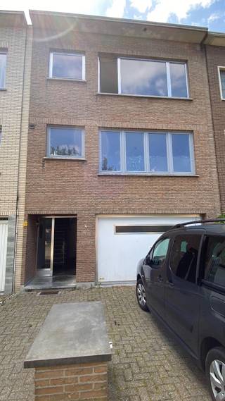 Lichtrijk ruim tweeslaapkamer appartement te huur in een rustige buurt in het centrum van Brasschaat, met parkeerplek op de oprit. Volledig nieuw gerenoveerd. 85 vierkante meter, op de eerste verdieping (van twee verdiepingen in het gebouw). Nieuwe open keuken met afwasmachine, inbouwkasten in de hal, apart toilet met lavabo, en een klein balkon aan de slaapkamers. Aansluiting wasmachine mogelijk in badkamer of in de hal. Oprit om te parkeren, en toegang tot een gedeelde garage voor fietsen en berging. EPC 124, verwarming en airconditioning op warmtepomp. Huurprijs is 985 euro, plus 25 euro vaste kosten. Beschikbaar vanaf juli 2026. <br /><br />Fotos genomen tijdens renovatie, zal volledig afgewerkt zijn voor verhuur.