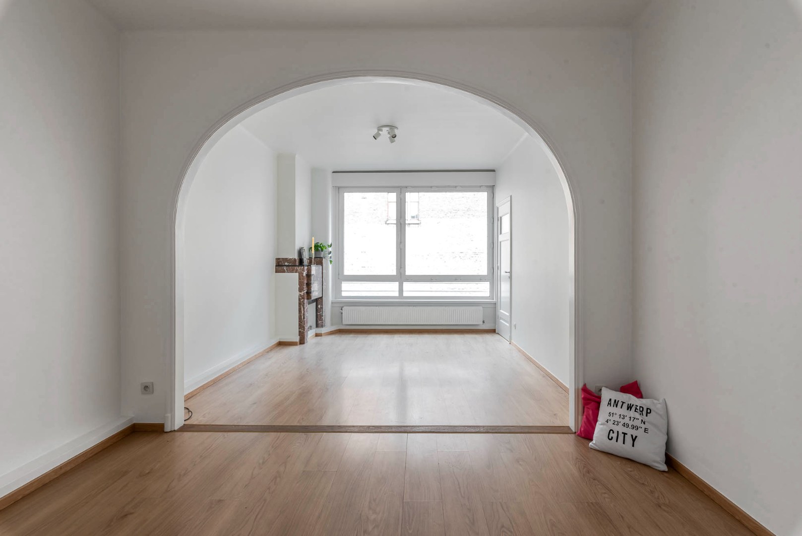 Ruim en charmant 2 slaapkamer appartement in het hartje van de stad. - foto 2