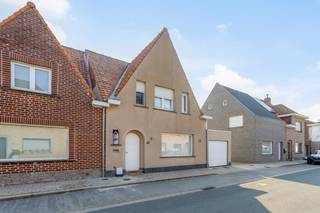 <u><strong>Op een rustige ligging nabij de invalswegen van Ledegem vinden we deze instapklare gezinswoning terug. Deze aangename en lichtrijke woning onderging door de jaren heen een grondige opknapbeurt en beschikt onder andere over 4 slaapkamers en een garage. Indeling van deze woning is als volgt: </strong></u>
<ul><li>Gelijkvloerse verdieping: Inkomhal, uiterst lichtrijke woonkamer voorzien van houtcassette, keuken met ontbijthoek en toegang tot kelder (o.a. voorzien van gasfornuis, dampkap, oven, koelkast en dubbele spoelbak), bergruimte / wasruimte, apart toilet, veranda, ruime tuinberging / werkplaats en tuin. Daarnaast is de woning ook voorzien van een garage met automatische garagepoort. </li><li>Eerste verdieping: Nachthal met toegang tot 3 slaapkamers en badkamer (.o.a. voorzien van enkele wastafel in meubel, douche en toilet). </li><li>Tweede verdieping: Ruime slaapkamer.</li></ul>
+ 4 slaapkamers &gt; ideaal als gezinswoning <br />+ Elektriciteit conform <br />+ Garage aanwezig <br />+ Centrale doch rustige ligging nabij invalswegen
