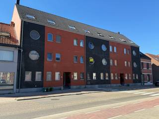 <p>Op zoek naar een fijn appartement op een vlot bereikbare locatie? Dit leuke appartement, gelegen op de eerste verdieping van een verzorgd gebouw in de Dr. Van de Perrestraat 156A te Geel, combineert comfortabel wonen met een uitstekende ligging.</p>
<p>Het appartement is vlot bereikbaar met de lift en beschikt over een aangename leefruimte, twee ruime slaapkamers en een badkamer met praktische bad-/douchecombinatie. Een absolute troef is het ruime, zonnige terras, waar je heerlijk kan genieten van de buitenlucht en een rustig moment in de zon.</p>
<p>Daarnaast beschikt het appartement over een kleine kelderberging voor extra stockageruimte.</p>
<p>Ook praktisch zit je hier helemaal goed: de ondergrondse parkeerplaats en bijhorende berging zijn verplicht aan te kopen voor een meerprijs van € 16.000.</p>
<p><strong>De ligging maakt het plaatje compleet!</strong> Op een steenworp van het centrum van Geel, met winkels, het station en de ring in de onmiddellijke omgeving, geniet je hier van een uitstekende bereikbaarheid en alle dagelijkse voorzieningen binnen handbereik.</p>
<p>Een ideaal appartement voor wie comfortabel en centraal wil wonen, met alle troeven van de stad vlakbij!</p>
<p><strong>Troeven op een rij:</strong></p>
<ul>
<li>
<p>Gelegen op de eerste verdieping, bereikbaar met de lift</p>
</li>
<li>
<p>Twee ruime slaapkamers</p>
</li>
<li>
<p>Badkamer met bad-/douchecombinatie</p>
</li>
<li>
<p>Ruim en zonnig terras</p>
</li>
<li>
<p>Kleine kelderberging</p>
</li>
<li>
<p>Ondergrondse parkeerplaats en berging verplicht bij aan te kopen voor € 16.000</p>
</li>
<li>
<p>Op korte afstand van het centrum, winkels, station en ring van Geel<br /><br />Voor meer info: info@denimmo.be of 0475/58.02.89</p>
</li>
</ul>