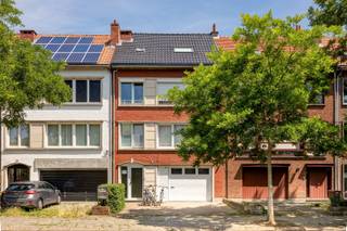 <h2><span>Gelijkvloers studio-appartement met terras en parking op rustige locatie in Mortsel</span></h2><p><span>Op een aangename en centrale locatie in </span><span>Mortsel</span><span> bevindt zich dit verzorgd </span><span>gelijkvloers studio-appartement </span><span>(vergund als studio) met een ruim terras, privatieve parkeerplaats en praktische berging (vergund als garage). De woning ligt in een rustige woonomgeving, op korte afstand van winkels, scholen, openbaar vervoer en belangrijke verbindingswegen naar Antwerpen. Ook het groene Fort 4 en diverse wandel- en fietsroutes bevinden zich vlakbij.</span></p><p><span>Vooraan beschikt het appartement over een </span><span>verharde voortuin</span><span> met </span><span>privatieve parkeerplaats</span><span> en toegang tot een handige </span><span>berging</span><span> (vergund als garage) via een garagepoort.</span></p><p><span>Via de ruime inkomhal kom je in de aangename </span><span>leefruimte</span><span>, die uitkijkt op het </span><span>terras</span><span>. De </span><span>ingerichte keuken</span><span> geniet eveneens van een mooi zicht op de buitenruimte.</span></p><p><span>De </span><span>badkamer</span><span> is uitgerust met een wastafel, douchebad en toilet. Daarnaast is er voldoende plaats voorzien voor een wasmachine en droogkast.</span></p><p><span>Dankzij de gelijkvloerse ligging, de buitenruimte en de parkeermogelijkheid vormt dit appartement een interessante opportuniteit voor starters, alleenstaanden of investeerders.</span></p><p><span>Troeven:</span></p><ul><li><span>Privatieve parkeerplaats</span><span> en ruime berging (vergund als garage)</span></li><li><span>Grote buitenruimte</span></li><li><span>Rustige en centrale ligging nabij winkels, scholen en openbaar vervoer </span></li><li><span>Vlakbij </span><span>Fort 4</span><span> en diverse groenzones </span></li></ul><p><span> </span></p><p><span>Interesse in dit praktisch gelegen studio-appartement in Mortsel? Neem contact op via 036466655 of info@sinjoor.be</span></p>