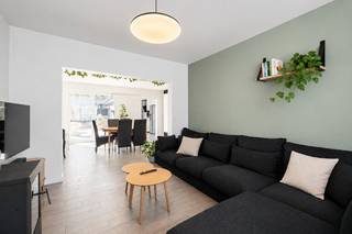 [[ DIT PAND NEEMT DEEL AAN DE ERA OPEN HUIZEN DAG OP 19/9 VAN 13:00 TOT 14:00 ]]
Deze eengezinswoning biedt een bewoonbare oppervlakte van ca. 185 m² en is gelegen op een perceel van ongeveer 298 m², op een gunstige locatie met vlotte verbinding naar invalswegen. Met een EPC-label C, dubbele beglazing en hoogrendementsglas geniet je hier van een goede energieprestatie. De woning is vrij van grote renovatiekosten dankzij de recente vernieuwingen. Bovendien is de woning asbestveilig, wat een extra geruststelling biedt.<br /><br />Via de inkomhal met gastentoilet kom je binnen in de woning. De lichtrijke leefruimte met eetplaats sluit mooi aan op de recent vernieuwde keuken, die uitgerust is met onder andere een kookplaat, dampkap en vaatwasser, en voorzien is van aansluitingen voor wasmachine en droogkast. Op de eerste verdieping bevinden zich 2 volwaardige slaapkamers en een vernieuwde badkamer met ligbad, lavabo en toilet. De zolderverdieping van maar liefst 44 m² (met vernieuwd dak in 2021) biedt een bijzonder interessante meerwaarde: deze ruimte kan eenvoudig worden ingericht als 2 slaapkamers of multifunctionele ruimtes. Momenteel is er reeds één slaapkamer ingericht, maar de oppervlakte en indeling laten perfect toe om verder uit te breiden. Dankzij het aanwezige cabrio Velux-raam geniet de zolder bovendien van veel natuurlijke lichtinval en een open gevoel.<br /><br />Buiten geniet je van een onderhoudsvriendelijke tuin, vernieuwd in 2024, die volledig werd aangelegd als terras. Daarnaast beschikt de woning over een garage met automatische poort en bijkomende bergruimte. Dankzij de ruime oprit is er parkeergelegenheid voor 4 wagens. Indien gewenst kan ook het aanwezige reclamebord behouden blijven (aan de zijgevel). Dit genereert momenteel een opbrengst van ongeveer €1.050 per jaar.