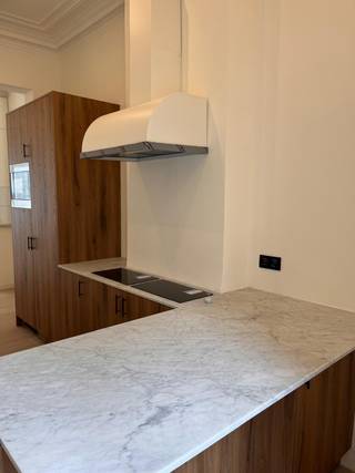 Dit aangenaam gelegen, recent compleet gerenoveerd, instap klaar appartement vindt zijn “thuishaven" in de Peter Benoitstraat DE art nouveau...