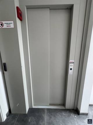 <p><span>NIEUWBOUW APPT MET 2 SLPKS  EN GROOT TERRAS  -  1e V </span></p><p><span>In dit stijlvolle nieuwbouwproject , vlakbij het centrum van Beveren vindt u dit mooie, ruime HOEKappartement met 2 slaapkamers. </span></p><p><span>Dankzij de grote raampartijen geniet je van een zee van licht in elke ruimte. </span></p><p><span>Bovendien is het appartement zeer energiezuinig (Label A), wat garant staat voor duurzaam en betaalbaar wooncomfort.</span></p><p><span> </span></p><p><span>Indeling &amp; troeven:</span><span>  </span></p><p><span> </span></p><p><span>     - Inkomhal met vestiairemogelijkheid</span></p><p><span>     - Grote, lichtrijke leefruimte met open, volledig geïnstalleerde keuken </span></p><p><span>                        (vaatwasmachine , combi-oven, ceramisch vuur en afzuigkap , grote ijskast met diepvries)</span></p><p><span>     - Praktische berging voor nutsvoorzieningen, wasmachine , ....</span></p><p><span>     - Groot westelijk geörienteerd én overdekt terras aansluitend aan de leefruimte</span></p><p><span>     - 2 volwaardige slaapkamers</span></p><p><span>     - Badkamer met lavabomeubel (2 wastafels) en zeer ruime inloopdouche</span></p><p><span>     - Apart toilet</span></p><p><span>     - Fietsenberging</span></p><p><span>     - Lift aanwezig in het gebouw</span></p><p><span>     - Vloerverwarming via warmtepomp </span></p><p><span> </span></p><p><span>Belangrijke info:</span></p><p><span> </span></p><p><span>     - De huurprijs: </span><span>€1.025,-/m + €75,-/m gemeenschappelijke kosten.   Totaal = €1.100,-/maand</span><span> </span></p><p><span>     - De huurwaarborg: 3 maanden huur (€3.075,-)</span></p><p><span>     - Kostprijs van de ingaande plaatsbeschrijving: €200,- excl 21% BTW (per contractpartij)</span></p><p><span>     - EPC Label A</span></p><p><span>     - </span><span>BESCHIKBAARHEID: vanaf 01/07/2026</span></p><p><span> </span></p><p><span> </span></p><p><span>Wenst u graag meer info of bent u geïnteresseerd in een plaatsbezoek? Gelieve ons dan te contacteren op het nummer 03 775 41 88 of mail naar <span>christel@vastgoed-smet.be</span></span><span> </span></p><p><span><span>www.vastgoed-smet.be</span></span></p><p><span> </span></p><p><span>“De verstrekte gegevens/informatie (zowel online als gedrukt) worden vrijblijvend verstrekt, enkel ter inlichting, zonder contractuele verbintenis of garantie van onzentwege en kunnen op ieder ogenblik gewijzigd worden”</span></p><p><span> </span></p><p><span> </span></p>