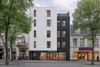 <p><strong>Residentie Elckerlijc: Wonen op een plek met een verhaal<br /></strong>Sommige locaties zijn meer dan een adres. Ze maken deel uit van het collectieve geheugen van een stad. In het historische hart van Turnhout krijgt het iconische Hofpoorttheater Elckerlijc binnenkort een nieuw hoofdstuk. Met respect voor dit stukje cultureel erfgoed wordt deze bijzondere plek zorgvuldig gerenoveerd en uitgebreid tot een stijlvolle woonresidentie waar geschiedenis, architectuur en hedendaags wooncomfort elkaar ontmoeten.</p>
<p>Residentie Elckerlijc biedt een unieke kans om te wonen op een locatie die generaties Turnhoutenaren kennen en koesteren. Terwijl het theater zijn vertrouwde plaats behoudt, verrijzen er 21 nieuwe appartementen die naadloos aansluiten bij de omgeving en de rijke geschiedenis van de site.</p>
<p><strong>Ruimte die zeldzaam wordt in het stadscentrum<br /></strong>Boven Douglas Parfumerie worden vier exclusieve appartementen gerealiseerd met woonoppervlaktes van maar liefst 125 à 127 m².</p>
<p>Elk appartement beschikt over drie slaapkamers, twee badkamers en een uitzonderlijke doorzonleefruimte die baadt in natuurlijk licht. Dankzij de twee terrassen geniet u op elk moment van de dag van een andere sfeer: een levendig uitzicht op de vernieuwde Gasthuisstraat aan de voorzijde en een zonnig, zuidgericht terras aan de achterzijde waar rust centraal staat.</p>
<p>Met een eigen inkom en private lift ontstaat een kleinschalige residentie waar privacy, comfort en exclusiviteit hand in hand gaan.</p>
<p><strong>De nieuwe Gasthuisstraat<br /></strong>Wie vandaag investeert in Elckerlijc, investeert niet alleen in een appartement, maar ook in de toekomst van de binnenstad.</p>
<p>Vanaf 2027 ondergaat de Gasthuisstraat een complete transformatie tot één van de meest aantrekkelijke stadsstraten van Turnhout. De huidige verkeersfunctie maakt plaats voor een groene, aangename winkel- en wandelomgeving waar voetgangers en fietsers centraal staan.</p>
<p>Bomen, plantvakken, kwalitatieve zitplaatsen en een hoogwaardige publieke inrichting zullen zorgen voor een totaal nieuwe beleving tussen de Grote Markt en de Zeshoek. Het resultaat wordt een levendige stadsomgeving waar wonen, winkelen, ontmoeten en genieten moeiteloos samenkomen.</p>
<p><strong>Duurzaam wonen, klaar voor morgen<br /></strong>Residentie Elckerlijc combineert het karakter van een historische locatie met de prestaties van een moderne BEN-ontwikkeling.</p>
<p>Dankzij doorgedreven isolatie, energiezuinige technieken en hoogwaardige materialen voldoet elk appartement aan de strengste hedendaagse normen. Bovendien krijgt u de mogelijkheid om de afwerking volledig af te stemmen op uw eigen smaak en levensstijl, in samenwerking met gerenommeerde leveranciers uit de regio.</p>
<p>Het project wordt ontworpen en gerealiseerd door sterke lokale partners. AIM Architecten en ABHR staan garant voor een kwalitatieve uitvoering en een zorgeloos bouwproces, van de eerste steen tot de oplevering.</p>
<p><strong>Investeren in een unieke locatie<br /></strong>De appartementen worden aangeboden vanaf 430.000 euro.</p>
<p>Bij elk appartement wordt een parkeerplaats voorbehouden, die optioneel kan worden aangekocht aan 25.000 euro.</p>
<p>Afhankelijk van het appartement gebeurt de verkoop onder registratierechten of onder het BTW-stelsel. Wij informeren u graag persoonlijk en vrijblijvend over de mogelijkheden.</p>
<p>Bovendien geniet u bij iedere aankoop van de volledige bescherming van de Wet Breyne, zodat u met maximale zekerheid investeert in uw nieuwe thuis.</p>
<p><strong>Ontdek Elckerlijc<br /></strong>Residentie Elckerlijc is geen standaard nieuwbouwproject.</p>
<p>Het is een unieke combinatie van erfgoed, stadsvernieuwing, ruimte en woonkwaliteit op een locatie die de komende jaren alleen maar aantrekkelijker zal worden.</p>
<p>Bent u benieuwd naar de plannen, het lastenboek of een persoonlijke prijsberekening?</p>
<p>Wij maken graag tijd voor een vrijblijvend gesprek.</p>