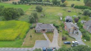 <br /><br />LIERDE – Deze stevige en goed onderhouden 4-gevelwoning (type bungalow), met zeer verzorgde uitstraling, kunt u vinden op een gunstige ligging te Lierde. <br /><br />Naar indeling zelf is de woning voorzien van een ruime inkomhal, een zeer aangename en lichtrijke woonkamer, een aparte keukenruimte met een volledig geïnstalleerde keuken, een nachthal, een gastentoilet, 4 slaapkamers en een functionele badkamer. Dankzij de aanwezige zolderruimte zijn er nog bijkomende opbergmogelijkheden.<br />Het ondergrondse niveau is volledig onderkelderd en beschikt over diverse bergruimtes, een garage voor zeker twee wagens en de technische installaties. De woning wordt verwarmd op stookolie. <br /><br />Buiten beschikt men over een onderhoudsvriendelijke tuin met gunstige zuidoriëntatie waar men kan genieten van het open zicht. Ook beschikt de woning over een ruime oprijlaan, gelegen naast de woning en biedt plaats aan zeker 4 wagens. <br /><br />Kortom bent u op zoek naar een stevige en goed verzorgde 4-gevelwoning gelegen op een mooi perceel voorzien van 4 slaapkamers, tuin en garage, aarzel dan niet en maak snel uw afspraak. Voor meer info of bezoek 053/60.65.60.<br /><br />De vermelde prijs is een richtprijs. Na ontvangst van de biedingen zal de verkoper beslissen of hij/zij de eigendom verkoopt aan het beste bod. De richtprijs is aldus niet bindend voor de verkoper.