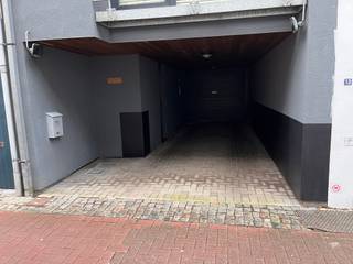In de zilverstraat, de straat die loopt van de kerk naar de Boelare, parallel met de markt hebben we 4 autostaanplaatsen te huur. Deze zijn toegankelijk via de doorrit ter hoogte van zilverstraat 11. Ze zijn afgesloten met een automatische poort maar wel in open lucht gelegen. Het terrein is volledig verhard met grasdallen en het groenonderhoud wordt door de eigenaar uitgevoerd. Interesse? 0497 588 888 of contact@huysmanbouw.be