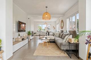 <p><strong>Ruime instapklare gezinswoning met 4 à 5 slaapkamers, ruime garage en vrij uitzicht over de velden.</strong></p>
<p><span>Aan de rand van het centrum van Putte bevindt zich deze verrassend ruime gezinswoning, die in 2022 grotendeels werd gerenoveerd en vandaag een ideale combinatie biedt van comfort, ruimte en een uitstekende bereikbaarheid. </span><span>Winkels, scholen, apotheek en openbaar vervoer bevinden zich op wandelafstand, terwijl de bushalte richting Mechelen en Heist-op-den-Berg zich vlak voor de deur bevindt.</span></p>
<p><span>Bij het betreden van de woning valt meteen de aangename lichtinval op. Dankzij de doordachte indeling geniet elke verdieping van een warme en uitnodigende sfeer. De royale leefruimte biedt voldoende plaats voor een gezellige zithoek, eetruimte, leeshoek en ontspanningsruimte, met als extra troef een sfeervolle open haard.</span></p>
<p><span>De volledig uitgeruste keuken beschikt over alle hedendaagse comfort, waaronder een vaatwasser, nieuwe koelkast, oven, microgolfoven en gasfornuis. Bovendien is er voldoende ruimte voorzien om gezellig met het gezin of vrienden te tafelen.</span></p>
<p><span>Op het gelijkvloers bevinden zich verder een praktische wasruimte met ingebouwde kasten, een douche, een apart gastentoilet, een kelder van ca. 20 m² en een multifunctionele kamer van 13 m² die perfect dienst kan doen als slaapkamer, bureau of praktijkruimte. Dankzij de aparte toegang is deze ruimte bijzonder geschikt voor thuiswerkers of zelfstandigen die werk en privé graag gescheiden houden.</span></p>
<p><span>De eerste verdieping omvat twee ruime slaapkamers van respectievelijk 18,5 m² en 14 m², evenals een comfortabele badkamer uitgerust met zowel een ligbad als douche en toilet.</span></p>
<p><span>Op de tweede verdieping bevinden zich nog twee volwaardige slaapkamers, waaronder een ruime master bedroom van 25 m², een extra slaapkamer van 13,2 m² en bijkomende bergruimtes.</span></p>
<p><span>Ook op vlak van energiezuinigheid scoort deze woning uitstekend. Zo beschikt ze over 20 zonnepanelen en een regenwaterput die aangesloten is op de toiletten en buitenkraan, met de mogelijkheid om ook de wasmachine hierop aan te sluiten. Dit resulteert in een lager water- en energieverbruik.</span></p>
<p><span>Buiten geniet u van een uitzonderlijk open zicht over de achterliggende velden, waar geen verdere bebouwing mogelijk is. Hierdoor bent u verzekerd van rust, privacy en een blijvend groen uitzicht.</span></p>
<p><span>Een absolute meerwaarde is de indrukwekkende garage van maar liefst 70 m². Deze biedt tal van mogelijkheden voor stockage, hobbyruimte, atelier, werkplaats of een zelfstandige activiteit.</span></p>
<p><span>Kortom, een karaktervolle en instapklare woning met uitzonderlijk veel ruimte en mogelijkheden, ideaal voor gezinnen of zelfstandigen die op zoek zijn naar comfort, privacy en een centrale ligging.</span></p>
<h3><span>Indeling:</span></h3>
<p><strong><span>Gelijkvloers</span></strong></p>
<ul>
<li><span>Bureau/slaapkamer: 13 m²</span></li>
<li><span>Lichtvolle leefruimte met open keuken</span></li>
<li><span>Wasruimte</span></li>
<li><span>Douche</span></li>
<li><span>Apart toilet</span></li>
<li><span>Kelder ca. 20 m²<br /></span></li>
<li><span>externe garage met carport (70m²)</span></li>
</ul>
<p><strong><span>Eerste verdieping</span></strong></p>
<ul>
<li><span>Slaapkamer 1: 18,5 m²</span></li>
<li><span>Slaapkamer 2: 14 m²</span></li>
<li><span>Badkamer met ligbad, douche en toilet</span></li>
</ul>
<p><strong><span>Tweede verdieping</span></strong></p>
<ul>
<li><span>Master bedroom: 25 m²</span></li>
<li><span>Slaapkamer 4: 13,2 m²</span></li>
<li><span>Berging</span></li>
</ul>