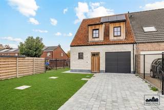 ! Eindejaarsactie: bij aankoop van deze woning wordt de volledige verlichting t.w.v. € 12.000,00 voorzien!*Ontdek deze stijlvolle halfopen...