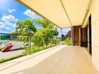 Momenteel worden voor dit gebouw de ZONGERICHTE TERRASSEN uitgebouwd waardoor ze UITZONDERLIJK RUIM genoemd kunnen worden. Dankzij de zuid-oriëntatie geniet u er doorheen de dag van de zon. De €46.000 aan werken voor uitbreiding terrassen en werken aan gevels zijn recent afgerond inbegrepen in de verkoopprijs.<br />Voor het gebouw zijn ook de sanitaire leidingen reeds vervangen en zijn de ramen aan de noordkant reeds vernieuwd met hoogrendementsglas.<br /><br />De mobiscore van 9,0/10 verraadt dat dit appartement zeer centraal gelegen is, met vlotte verbinding naar de snelwegen, station, winkels, scholen,… .<br /><br />Het appartement is ingedeeld in: inkom, gastentoilet, leefruimte met zithoek en eetplaats, uitgeruste keuken, berging met aansluiting voor wasmachine, badkamer (ligbad met douchescherm, lavabomeubel en bidet) en 3 slaapkamers (waarvan 1 met maatkasten als bureel ingericht).<br />Het apaprtement is voorzien van AIRCO. <br /><br />Er is ook plaats in de gemeenschappelijke fietsenberging inbegrepen in de prijs.<br /><br />Aankoop gelijkvloerse garagebox met sectionale poort kan aan €30.000 . <br /><br />Interesse in dit perfect onderhouden 3-slaapkamerappartement op centrale locatie?<br /><br />Contacteer Bonne Vastgoed 7 op 7 voor meer info via 0468/10.40.40 of info@bonnevastgoed.be