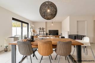 Dit appartement is gelegen in het centrum van As, vlakbij scholen, winkels, openbaar vervoer en autosnelweg.INDELING APPARTEMENTInkomhal, toilet,...