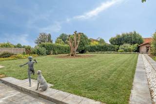 Ontdek deze woning tijdens de Pre-sale op zaterdag 19/09 van 9u en 10u30, maak nu jouw afspraak!<br /><br />Ruime gezinswoning met zonnige tuin, garage en praktijkruimte te koop op een mooi perceel van ca. 1.300m² in Desselgem.<br /><br />Achter deze charmante gevel schuilt een uitzonderlijk ruime woning waar licht, modern comfort en veelzijdigheid centraal staan. Met een royale leefruimte, een uitgestrekte zonnige tuin, inpandige garage én een aparte praktijk- of kantoorruimte biedt deze eigendom in Desselgem de ideale mix voor gezinnen of voor wie wonen en werken wil combineren.<br /><br />Indeling:<br /><br />Gelijkvloers:<br /><br />Statige inkomhal met gastentoilet - aparte bureau - ingerichte praktijkruimte met douche en dressing (kan ook als slaapkamer dienen) - zeer lichtrijke leefruimte in parket met grote raampartijen over de hele breedte van de achtergevel die uitgeeft op de grote zonnige tuin met terras - uitgeruste keuken - was/berging - inpandige ruime garage met boven een hobbyruimte - praktische kelder<br /><br />1e Verdiep:<br />Slaapkamer 1 - badkamer ( ligbad, douche, dubbele lavabo) - slaapkamer 2 - aparte dressing<br /><br />2e Verdiep:<br />Lichtrijke zolderruimte onder de authentieke houten balken. Deze multifunctionele plek leent zich uitstekend als extra slaapkamers, hobbyruimte of artistiek atelier - slaapkamer 3 <br /><br />Algemene info:<br />- Gunstig EPC B<br />- Zonnepanelen<br />- Domotica<br />- Pvc dubbel glas<br />- Cv gas<br />- Regenwater 7000L<br />- Screens in leefruimte en keuken<br /><br />Troeven:<br />- Verrassend groot volume en veel natuurlijk licht<br />- Gelijkvloerse praktijk- of kantoorruimte met sanitaire voorzieningen<br />- Grote, zonnige tuin met veel privacy en een houten bijgebouw<br />- Inpandige garage, ruime kelder en extra parkeergelegenheid<br />- Gelegen op een vlot bereikbare locatie in Desselgem<br /><br />* Eigendom beschikbaar vanaf 1/05/2027 zonder bezettingsvergoeding<br /><br />De eigendom wordt aangeboden via de Pre-sale formule. Op 19/09/2026 tussen 09:00 en 10:30 kan u het huis op afspraak komen bezichtigen en een bod uitbrengen. De vermelde prijs is een instelprijs. Voor meer info, gelieve contact op te nemen met de dossierverantwoordelijke.<br /><br />Bestuursmaatregelen in het maatregelenregister: nee