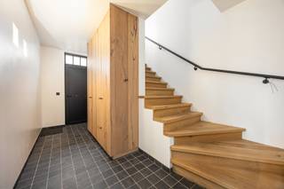 <p><strong>INDELING</strong><br /><strong>GELIJKVLOERS</strong><u><br /></u>Inkomhal met vestiairekasten en trap naar de verdieping. Toiletruimte met lavabo. Woonkamer met pelletkachel en veel lichtinval. Bureelruimte vooraan. Keuken met natuurstenen werkblad voorzien van de volgende toestellen nl. inductiekookplaat, afzuigkap, koelkast, combi-oven, heteluchtoven, vaatwasmachine (aansluiting quooker aanwezig). Koele berging. Berging/wasplaats met aansluiting voor wasmachine/droogkast, waskoker en aansluiting voor uitgietbak.<br /><br /><strong>1STE VERDIEPING</strong><u><br /></u>Overloop met trap naar de dakverdieping. Toiletruimte. 2 slaapkamers. Badkamer voorzien van ligbad, inloopdouche en badkamermeubel met dubbele wastafel. Master bedreem met ingemaakte kasten en aansluitende douchekamer met badkamermeubel en inloopdouche.<br /><br /><strong>DAKVERDIEPING</strong><br />De zolderruimte wordt nog afgewerkt in 2 slaapkamers.<br /><br /><strong>KELDERVERDIEPING</strong><br />Volledig bruikbare kelderruimte waar alle technische installaties zijn voorzien o.a. warmtepomp en filters van het regenwater.<br /><br /><strong>BUITEN</strong><br />Voortuin met oprit in kasseiklinkers tot aan de garage. Zonrijke tuin met terras.<br />Ruime garage (<span>75m²</span>) met sectionaalpoort en omvormer van de zonnepanelen en met mogelijke aansluiting voor een laadpaal.<br /><br /><strong>BIJZONDERHEDEN</strong> <br />Geothermische warmtepomp. Vloerverwarming. Aluminium ramen. Hoogrendementsbeglazing. Rolluiken op slaapkamers. <br />Zonnepanelen. Ventilatiesysteem. Alarminstallatie. Domotica. 24 zonnepanelen. <br /><br /><strong>POSITIEVE ASPECTEN </strong><br />Rustige ligging in Merksplas op fiets- en wandelafstand van alle nodige voorzieningen <br />Kwaliteitsvolle - afgewerkte woning (natuurstenen vloeren, keuken(toestellen), badkamer, domoticasysteem, kasseiklinkers,...)<br />Ruime bruikbare kelderverdieping én garageruimte <br />Energiezuinige woning met E-peil 6</p>