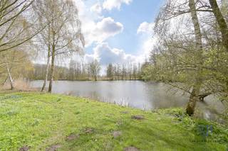 Deze goed onderhouden bungalow, gelegen aan de Schelde, geniet van een uitzonderlijke ligging.De woning beschikt over een inkomhal met gastentoilet,...