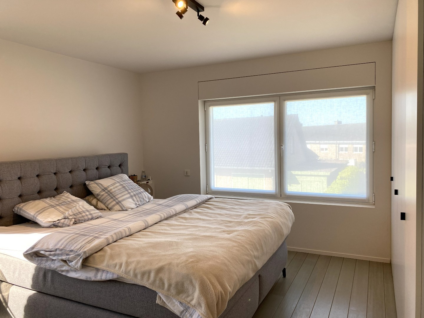 INSTAPKLAAR DUPLEX-APPARTEMENT MET 2 SLAAPKAMERS | BUREEL EN STAANPLAATS - foto 3