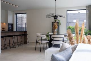 Gelegen op een boogscheut van het centrum van Roeselare vinden we deze perfect instapklare half open nieuwbouwwoning. Mede dankzij zijn optimale ligging ( gelegen in een doodlopende straat met een prachtig zuid/west oriëntatie) en zijn perfecte instapklare afwerking is deze woning absoluut een parel. <br />Deze woning wordt momenteel gebruikt als kijkwoning en is bijgevolg volledig geschilderd, voorzien van verlichtingsarmaturen en gordijnen.<br />Op de benedenverdieping vinden we een mooie leefruimte die uitgeeft over de volledige tuinzijde, aansluitend is er een mooie open keuken met eiland (voorzien van alle inbouwtoestellen met een natuurstenen werkblad). Palend aan de keuken is er een zeer ruime berging die eveneens vanaf de voorzijde van de woning toegankelijk is (ideaal om efficiënt uw boodschappen te lossen). De benedenverdieping werd eveneens voorzien van vloerverwarming.<br />Op de bovenverdieping vinden we 3 mooie slaapkamers, een afzonderlijk toilet en een badkamer met een dubbel lavabomeubel, inloopdouche en bad.<br />Oprit reeds aangelegd, de tuin werd inmiddels omheind en is voorzien van een ruim aangelegd terras. <br />E-peil 24 / Zonnepanelen voorzien voor 3080 Wp<br />Contacteer voor bezoek: Floris / <span><strong>M. 0496/101.201</strong></span>