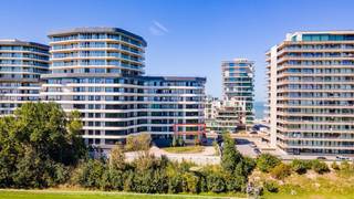 Magnifique appartement met 2 slaapkamers en zicht op de renbaan te Oostende, prachtig zongericht terras met open zicht. Indeling: - inkomhal -...