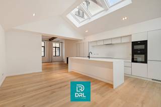 Achter deze discrete gevel in het hart van Brugge schuilt een uitzonderlijk verfijnd gerenoveerde woning, waar tijdloze architectuur en...