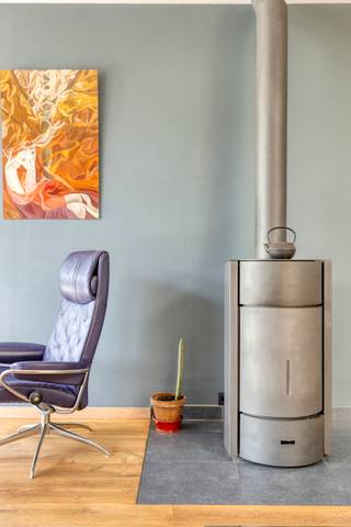 EERSTE BEZOEKDAG ZATERDAG 27/06 VANAF 10u (enkel op afspraak)!<br /><br />MELLE - Ruime woning met prachtige tuin op centrale locatie.<br />Deze ruime en lichtrijke woning ligt zeer centraal, nabij het centrum, op wandelafstand van scholen, winkels, het station en openbaar vervoer.<br /><br />Belangrijke troeven: instapklaar, energiezuinig (EPC B met bovendien 18 zonnepanelen), strakke afwerking, prachtige en zonnige tuin met ruim terras voorzien van een jacuzzi en buitenoven.<br /><br />Naar indeling toe bevindt zich op het gelijkvloers een inkomhal, gastentoilet, praktische berging, ruime keuken en een lichtrijke woonkamer die volledig in connectie staat met de tuin. <br />De inpandige garage is multifunctioneel inzetbaar en biedt een doorgang naar de tuin; daarnaast is er voldoende parkeergelegenheid op straat.<br />Op de tussenverdieping bevindt zich een ruime slaapkamer met dressingruimte en een aparte bergruimte. <br />Op de eerste verdieping vinden we 2 ruime slaapkamers met elk een aparte bureauruimte. Op deze verdieping is ook de badkamer aanwezig, voorzien van een bad, douche, dubbele lavabeau en toilet. "De zolderruimte werd ingericht als twee ruime slaapkamers, elk voorzien van een bureauruimte." <br />Verder is er ook een praktische kelder aanwezig voor extra stockage.<br /><br />Wat comfort en techniek betreft is de woning voorzien van verwarming op aardgas, vernieuwde elektriciteit, dubbele beglazing en rolluiken. De woning is daarmee volledig instapklaar en toekomstgericht qua energie en comfort.<br /><br />Extra troeven: hoogwaardig uitgeruste keuken, een regenwaterput en asbestveilig.<br /><br />Ben je op zoek naar een instapklare, centraal gelegen woning met een aantrekkelijke buitenruimte? Aarzel niet en boek snel je bezoek: 053/60.65.60.<br /><br />De vermelde prijs is een richtprijs. Na ontvangst van de biedingen zal de verkoper beslissen of hij/zij de eigendom verkoopt aan het beste bod. De richtprijs is aldus niet bindend voor de verkoper.