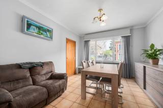 <p>Te koop: gesloten bebouwing in Gent, gelegen in de Kogelstraat, op korte afstand van station Dampoort en het stadscentrum.</p>

<p>Deze woning uit 1958 biedt veel ruimte voor een gezin, met maar liefst 4 slaapkamers en een grote tuin van 68 m². De ligging is ideaal: nabij scholen, openbaar vervoer, invalswegen en het administratief centrum. De combinatie van een centrale locatie en een royale buitenruimte maakt dit een aantrekkelijke keuze voor wie comfortabel wil wonen in de stad.</p>

<p>Belangrijkste ruimtes:<br />• Woonkamer met gezellige indeling en natuurlijke lichtinval<br />• Keuken met aansluitende eetkamer<br />• 4 slaapkamers, geschikt voor gezin of thuiswerk<br />• Badkamer met basisvoorzieningen<br />• Veranda en polyvalente ruimte voor extra gebruiksmogelijkheden<br />• Tuin (68 m²) met ruimte voor ontspanning en spel</p>

<p>Troeven:<br />• Ruime woning met 4 slaapkamers<br />• Nabij station Dampoort en het stadscentrum<br />• Grote tuin van 68 m²</p>

<p>Neem vandaag nog contact op met je ERA-makelaar voor een bezoek. JOUW DROOMHUIS. ZO GEVONDEN!</p>