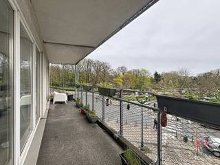 SCHAERBEEK, in the upper part of Schaerbeek, « La Résidence du Parc », set in pleasant, leafy surroundings, close to the EEC, NATO, the ring road...