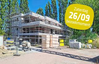 Residentie Vici is gelegen in de Stationsstraat en residentie B bevat 8 appartementen, gelegen vlakbij de oude spoorwegbedding.<br />Eyecatcher van het project wordt de prachtige groene binnentuin. Centrale ligging in het hart van Sijsele op fiets-en wandelafstand van scholen en supermarkten. <br /><br />Appartement 57B0003 is een mooi 2 kamerappartement op het gelijkvloers. Mooie leefruimte met open keuken, 1 ruime slaapkamer, ingerichte badkamer met douche en dubbel lavabomeubel, 2 bergingen, ruime inkom en wc.<br />Zongericht terras van 21 m² en bijkomende privétuin van 100 m² !<br />Zeer energiezuinig met zonnepanelen, lucht-water warmtepomp en vloerverwarming.<br /><br />Dit appartement wordt volledig afgewerkt aangeboden waarbij je zelf nog je eigen afwerking kan kiezen.   <br />Bovengrondse garagebox mee aan te kopen. <br /><br />Bij Durabrik ben je zeker van een vaste prijs.<br />Heb je vragen? Contacteer dan je bouwadviseur via 0475 98 89 02 of mail naar vincent.sohier@durabrik.be.<br /><br />Download de brochure via https://durabrik.immo/sijsele-stationsstraat<br />* Beelden en oppervlaktes zijn indicatief.
