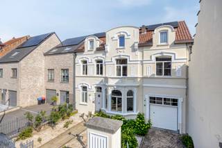Immo Pické biedt U deze schitterende en perfect onderhouden herenwoning (470m²) aan gelegen in de nabijheid van alle mogelijke faciliteiten...