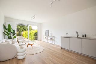 Kwaliteitsvol gerenoveerd gelijkvloers appartement met twee slaapkamers en tuin in een rustige woonwijk te Kontich!Het appartement werd in 2025...
