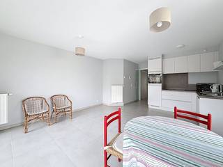 Dit modern nieuwbouw appartement te huur bevindt zich vlakbij duinengebied 'De Hoge Blekker' en op 15 minuten stappen van het strand. . Tal van sportfaciliteiten zijn aan de overkant van de straat terug te vinden. INDELING:> Eerste verdieping:- Inkomhal ;- Gastentoilet;- Lichtrijke leefruimte met toegang tot terras vooraan ;- Eetkamer met geïnstalleerde keuken voorzien van spoelbak, keramische kookplaat, dampkap, vaatwasser, combioven en frigo - praktische berging;- Slaapkamer 1; - Slaapkamer 2; - Badkamer voorzien van ligbad en wastafel ;De kelderverdieping bevat: - Gemeenschappelijke fietsenberging; - Gemeenschappelijk vuilnislokaal. TROEVEN:- Op wandelafstand van de duinen;- Energiezuinig (EPC A!);- Veel lichtinval en zonnig terras;- Staanplaats inclusiefBeschikbaar vanaf: Onmiddellijk beschikbaarGemeenschappelijke kosten: + €90,-/maandBent u geïnteresseerd in dit pand te huur in Koksijde? Ga naar de website www.dewaele.com, klik op het pand dat u wenst te huren. Via de rode knop "vraag uw bezoek aan" vragen we u kort een profiel in te vullen. Daarna nemen we contact op voor een bezoek. Telefonisch kunnen er geen afspraken gemaakt worden.