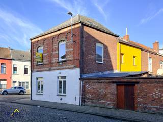 Dit gebouw bestaat uit een gezamenlijke inkomhal en 5 studio's (vergund).Elke studio beschikt over een eigen keuken, badkamer en...