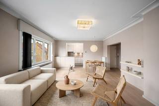 Dit instapklare en bijzonder lichtrijke appartement geniet een uitstekende ligging in het centrum van Heist. Het appartement bevindt zich in een brede straat, waardoor U geniet van een aangenaam gevoel van ruimte en bijzonder weinig inkijk. Dankzij de vele raampartijen valt er doorheen de leefruimtes en slaapkamers een aangename hoeveelheid natuurlijk licht binnen.<br /><br />Een absolute troef is de kleinschaligheid van de residentie, ze bevat slechts drie appartementen. Er is bovendien geen syndicus aanwezig en geen lift, wat zorgt voor een eenvoudige en overzichtelijke mede-eigendom met beperkte gemeenschappelijke kosten. <br /><br />De leefruimte is voorzien van een knappe parketvloer en sluit mooi aan op de open, recente keuken die uitgerust is met voldoende kastruimte en een inductievuur. Ook in de inkomhal en één van de slaapkamers zijn praktische ingemaakte kasten aanwezig. Beide slaapkamers beschikken over een parketvloer en kunnen dankzij de rolluiken eenvoudig verduisterd worden. Het appartement beschikt verder over een ruim terras aan de achterzijde.<br /><br />Het appartement wordt verwarmd via individuele verwarming op aardgas, met een condensatieketel. De ramen zijn uitgevoerd in PVC met hoogrendementsglas.<br /><br />Met een EPC-label C bevindt het appartement zich op amper vijf eenheden van label B, waardoor het net op de grens van deze energiescore ligt. Daarnaast is er een conformiteitsattest voor de elektrische installatie aanwezig en werd het appartement als asbestveilig beoordeeld, waarbij geen asbesthoudende materialen werden vastgesteld.<br /><br />Een veelzijdig appartement dat zowel geschikt is als investering als voor vaste bewoning, dankzij de centrale ligging, praktische indeling en aangename lichtinval.<br /><br />Indeling:<br /><br />- Inkomhal met ingemaakte kasten,<br />- Lichtrijke leefruimte met knappe parketvloer en meerdere raampartijen,<br />- Open keuken, recent en goed voorzien, met inductievuur en voldoende kastruimte,<br />- Praktische wasruimte,<br />- Eerste slaapkamer voorzien van parketvloer, rolluiken en een toegang tot het ruime terras,<br />- Badkamer met wastafel, toilet en douchebad,<br />- Tweede slaapkamer voorzien van parketvloer, rolluiken en ingemaakte kasten,<br /><br />Bent U op zoek naar een instapklaar appartement met veel licht, een praktische indeling en een interessante ligging in het centrum van Heist? Dan is dit appartement zeker een bezoek waard. Contacteer ons vandaag nog voor meer informatie of om een bezoek in te plannen.