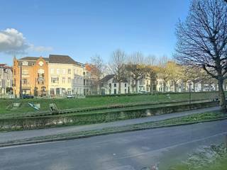 Coupure Links 437: Dit energiezuinig appartement is gelegen op de eerste verdieping met indeling als volgt: Inkomhal met apart toilet en...