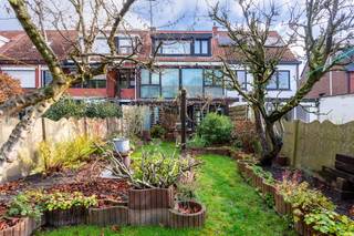 Deze mooie woning is gelegen op toplocatie en heeft een zee van ruimte! Via de inkomhal toegang tot de grote garage, de wasplaats/berging en de...