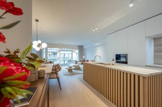 Appartement entièrement rénové avec 3 chambres spacieuses (adaptées pour des lits doubles et armoires encastrées), chacune disposant de sa salle...