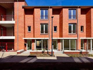 Deze hedendaagse stadswoning in Hof Berlamuze werd zorgvuldig ontworpen met oog voor detail, architectuur en wooncomfort.<br />Hoogwaardige afwerkingen, een doordachte indeling en grote raampartijen zorgen voor een aangename en lichtrijke leefomgeving, met een mooi contact met het groen rondom.<br /><br />Met een prijs vanaf € 575.000 biedt deze woning een aantrekkelijke combinatie van comfort, kwaliteit en tijdloze architectuur. Ideaal voor wie op zoek is naar een duurzame en stijlvolle thuis in de stad.<br /><br />De architectuur van de woning sluit harmonieus aan bij haar omgeving. Het gebruik van natuursteen en karaktervolle bakstenen, geïnspireerd op de historische gebouwen van de Berlarij, geeft de woning een warme en authentieke uitstraling, zonder in te boeten aan moderniteit.<br /><br />Dankzij de centrale ligging in de binnenstad van Lier bevinden de Grote Markt, het Zimmerplein, winkelstraten en het stadspark zich op wandelafstand. Ook scholen, horeca, supermarkten en groenvoorzieningen liggen in de directe omgeving, wat zorgt voor een levendige en aangename wooncontext.<br /><br />Deze stadswoning is de perfecte match voor wie modern wooncomfort wil combineren met karakter, rust en een uitstekende bereikbaarheid.<br /><br />Interesse of wens je meer informatie?<br />Contacteer ons vrijblijvend via 03 337 50 70.