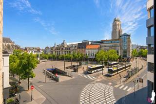 <p>Op de grens tussen de Groenplaats, de Grote Markt en de Wilde Zee bevindt zich een van de meest markante adressen van het Antwerpse stadscentrum. De Nationalestraat vormt hier de schakel tussen historisch erfgoed en het bruisende leven van de stad, met een onbelemmerd zicht op de Kathedraal en de Groenplaats dat dag na dag indruk maakt.</p>
<p>Dit appartement van 264 m² biedt een zeldzame combinatie van ruimte en ligging die op dit niveau in het centrum nauwelijks nog voorkomt. De lichtrijke leefruimte van 85 m² met aangrenzend bureau geeft het geheel een karakter dat ver uitstijgt boven het gemiddelde stadse woonaanbod. De volledig uitgeruste keuken, de hoofdslaapkamer met en-suite badkamer inclusief sauna en inloopdouche, en de dressing maken van dit appartement een plek waar comfort en locatie hand in hand gaan.</p>
<p>Met vier slaapkamers, twee badkamers en een gunstig EPC label C is het pand in uitstekende staat. Bovendien biedt de oorspronkelijke indeling als twee afzonderlijke entiteiten de mogelijkheid tot heropsplitsing, wat de vastgoedwaarde op lange termijn aanzienlijk versterkt. Een investeerder of bewoner die op zoek is naar een toekomstbestendig en goed onderhouden appartement op een toplocatie vindt hier een zeldzame kans.</p>