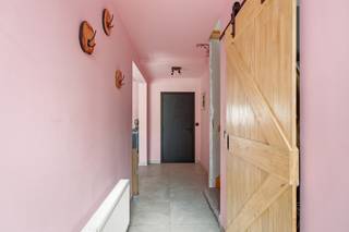<p>Deze verzorgde halfopen bebouwing in Dendermonde heeft heel wat te bieden voor wie op zoek is naar een praktische en ruime gezinswoning met extra mogelijkheden.</p><p> </p><p>Op het gelijkvloers beschik je over een ruime woonkamer met eetruimte en een mooi geïnstalleerde keuken. De aparte berging kan bovendien perfect ingericht worden als thuisbureau. Daarnaast is er een badkamer met ligbad en dubbele wastafel. Een gedeelte van de garage werd slim benut als bijkomende bergruimte.</p><p> </p><p>Op de eerste verdieping bevinden zich vier volwaardige slaapkamers en een ruime, stijlvol afgewerkte badkamer met inloopdouche.</p><p> </p><p>Achteraan geniet je van een mooie tuin met als absolute extra troef het ruime bijgebouw. Dit biedt heel wat mogelijkheden voor wie van thuis uit werkt, een zelfstandige activiteit heeft, een atelier zoekt of simpelweg extra ruimte nodig heeft voor een hobby.</p><p> </p><p>Ook de ligging is een sterke troef: rustig en groen wonen, terwijl het centrum van Dendermonde en belangrijke verbindingswegen vlot bereikbaar zijn.</p><p> </p><p>De woning beschikt ook over een zeer gunstig EPC-label B en is volledig asbestvrij.</p><p> </p><p>Een praktische, verzorgde woning met vier slaapkamers, twee badkamers, een bureau, tuin en een veelzijdig bijgebouw.</p>