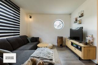 Dit instapklaar appartement is gelegen op de gelijkvloerse verdieping van een kleinschalig gebouw (7 appartementen) & geniet van een zéér...