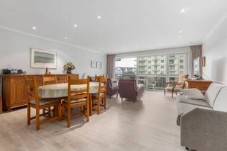 <strong>De Panne: Ruim en gemoderniseerd 2-slaapkamerappartement op topligging nabij zee</strong><br /><br />Op zoek naar een instapklaar appartement aan zee? Dit reeds gemoderniseerde en ruime 2-slaapkamerappartement is gelegen op de 2de verdieping van de residentie ’t ZAND III, op de gekende Leopold I Esplanade te De Panne. Een uitzonderlijke ligging op slechts enkele stappen van de zee, het strand en de duinen, ideaal als vaste woonst, tweede verblijf of investering.<br /><br /><strong>Indeling</strong><br />Het appartement beschikt over een inkomhal met vestiaire, een lichtrijke en ruime woonkamer met toegang tot een zonnig terras, een vernieuwde en volledig ingerichte keuken, een apart toilet, een moderne badkamer met ligbad en twee volwaardige slaapkamers. Daarnaast hoort er een private kelder bij het appartement. Er bestaat bovendien de mogelijkheid tot aankoop van een afgesloten garage in de residentie voor een meerprijs van €45.000.<br /><br /><br /><strong>Troeven</strong>
<ul><li>Topligging op enkele stappen van zee en duinen</li><li>Afgesloten garage mogelijk (meerprijs €45.000)</li><li>Energiezuinig: EPC B</li><li>Ideaal als vaste woonst, tweede verblijf of investering</li></ul>
<br />Interesse? Contacteer ons vandaag nog voor een bezoek en laat u overtuigen door dit uitzonderlijke appartement aan zee.<br />