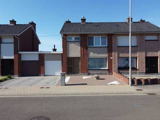 Deze solide woning is gelegen in een rustige, doodlopende straat en geniet van een ruime tuin met een prachtig open zicht.Via de inkomhal betreedt u...