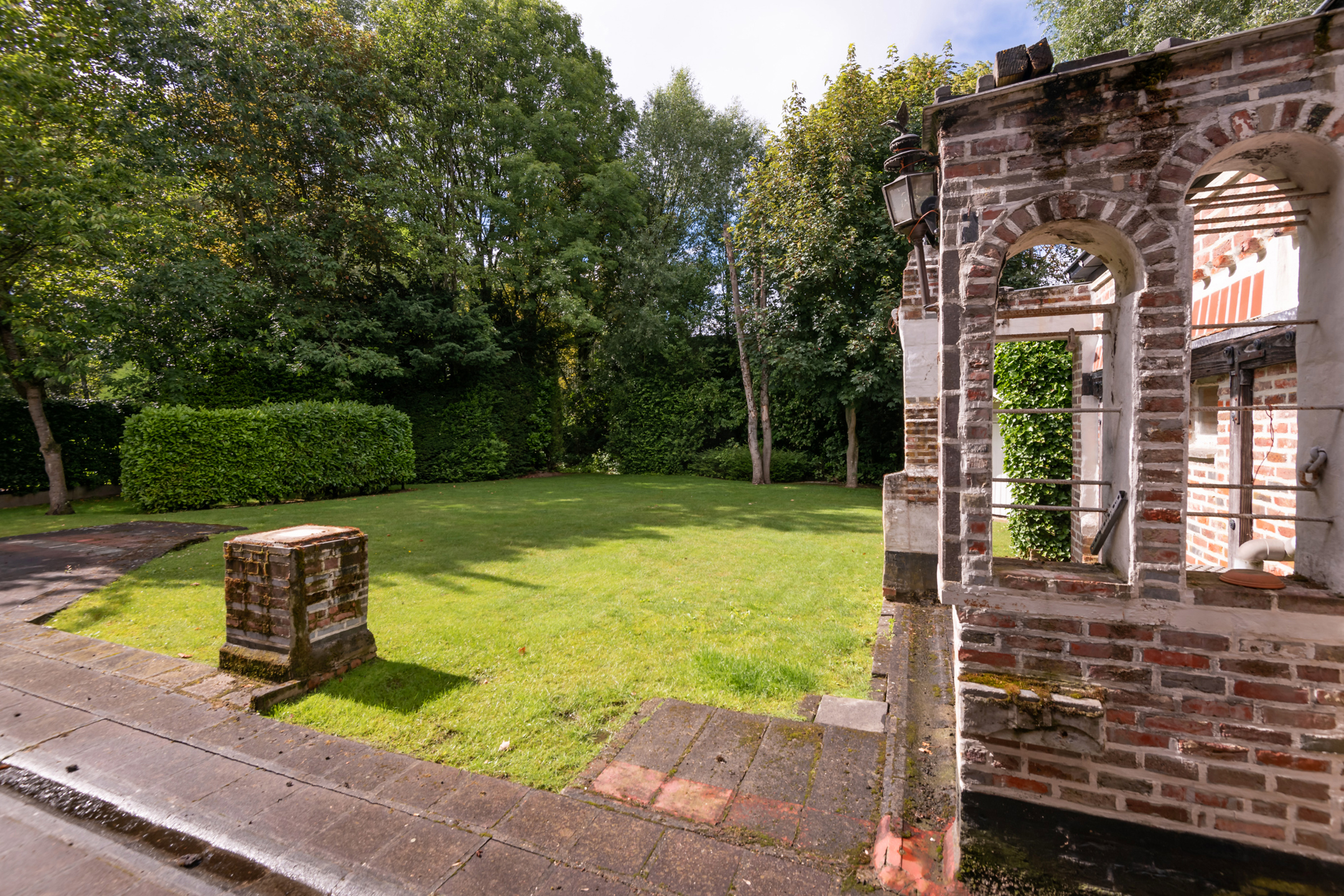 Zéér ruime open bebouwing met veel potentieel en 4 slaapkamers + grote tuin & garage - foto 4